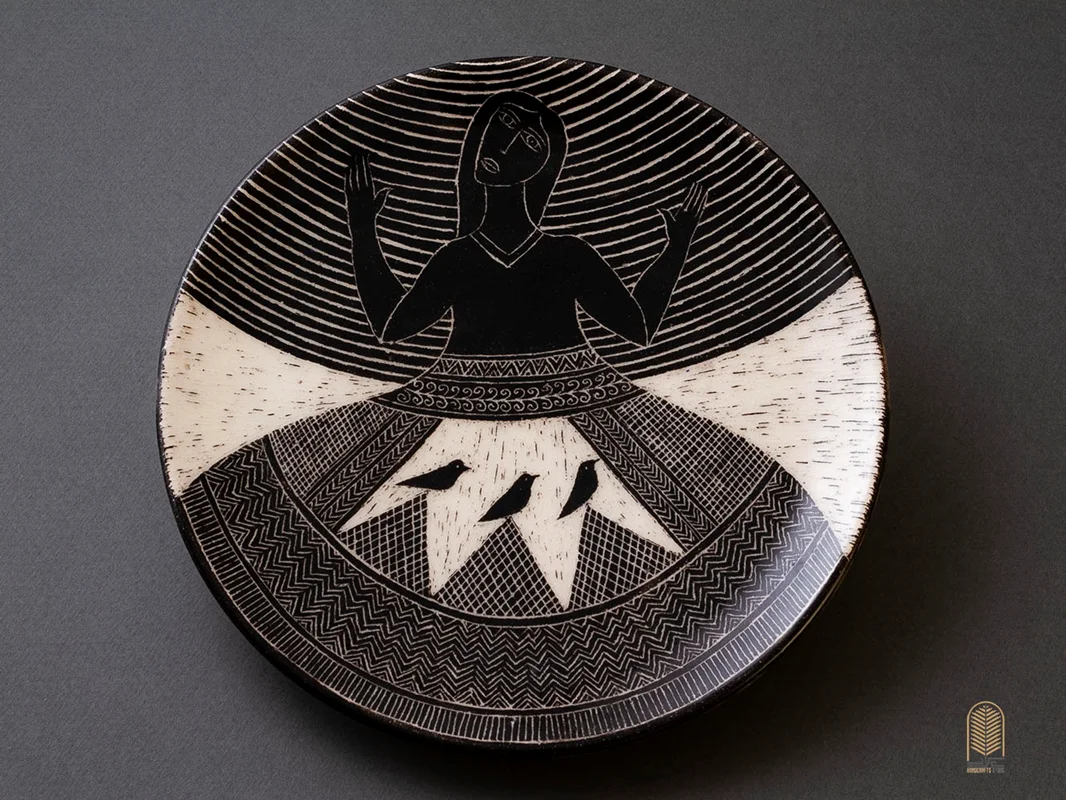 بشقاب دیوارکوب اسگرافیتو